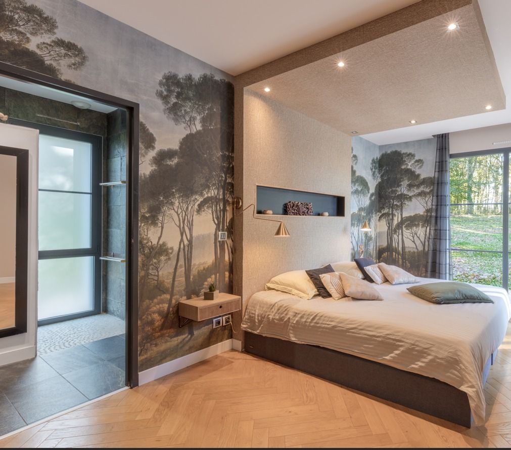 Chambre apaisante aux tons doux, parquet en bois et papier peint arboré